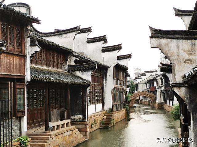 男子发视频称油枪未出油，但油表已经开始跳钱，工作人员：油枪出了故障
