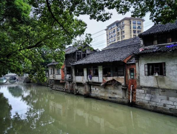 李小萌生二胎后健身照流出,穿白背心扎葫芦辫,娃娃脸微胖真减龄